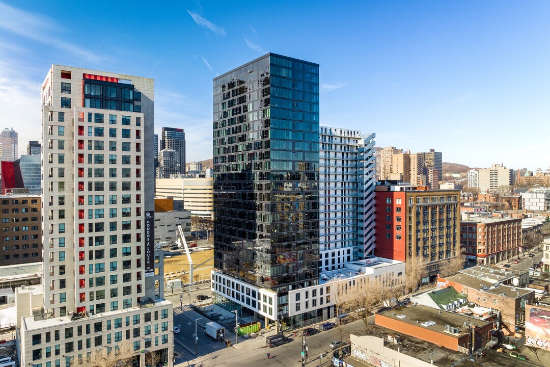 Laurent & Clark in Montréal, QC - Building Photo