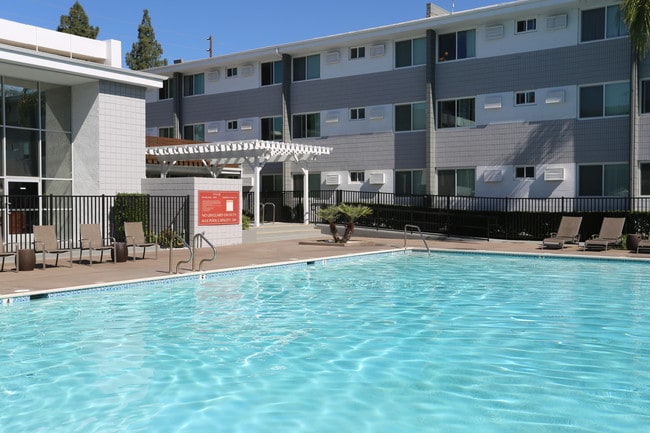 Meridian Pointe Apartments in Northridge, CA - Foto de edificio - Building Photo