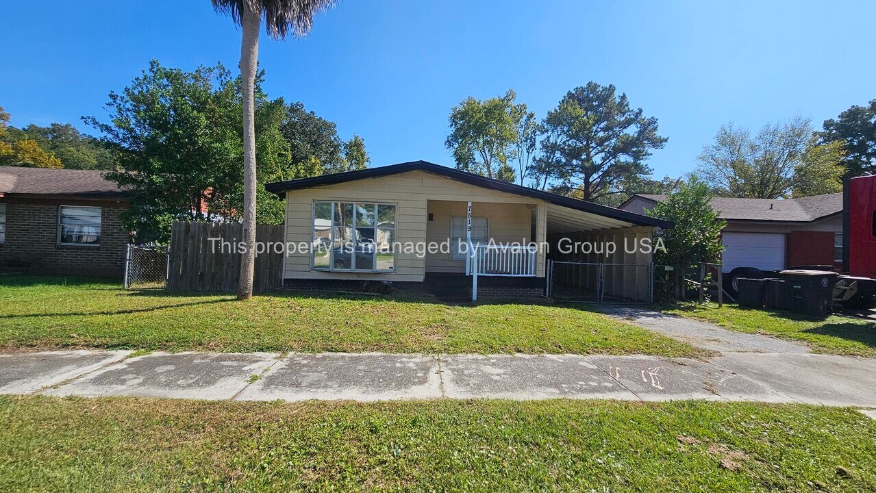 7519 Mc Cowan Dr in Jacksonville, FL - Foto de edificio