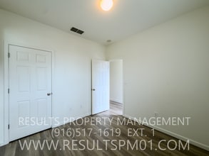 3696 Naturita Way in Sacramento, CA - Building Photo - Building Photo