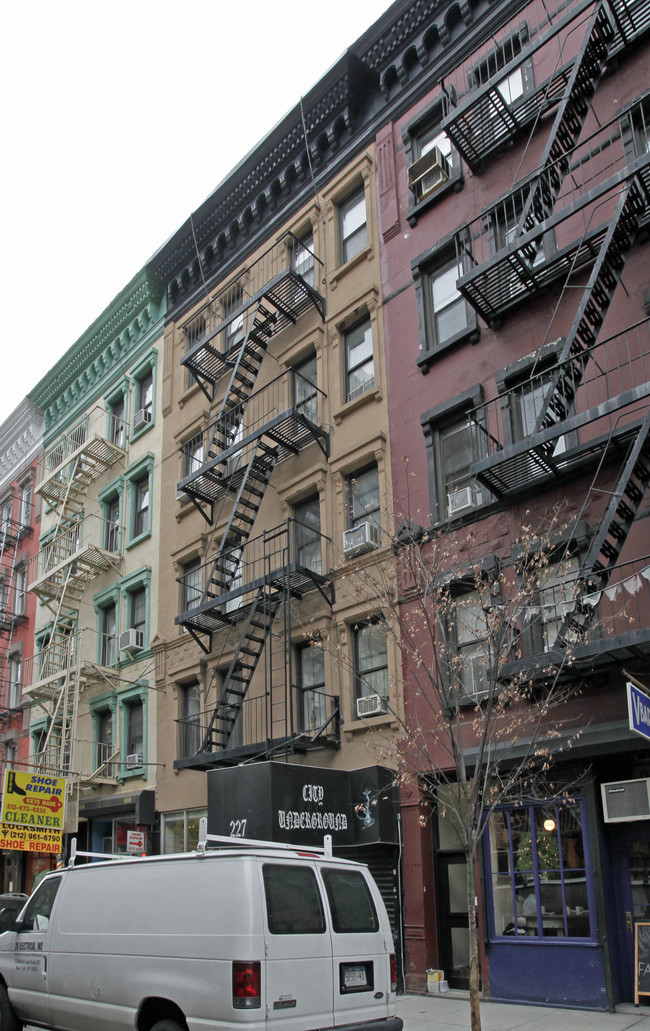 227 Sullivan St in New York, NY - Foto de edificio - Building Photo