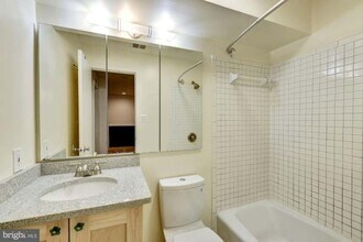 2506 Cliffbourne Pl NW, Unit APT B in Washington, DC - Building Photo - Building Photo