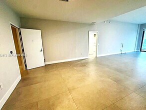 16385 Biscayne Blvd, Unit PH8 in Sunny Isles Beach, FL - Foto de edificio - Building Photo