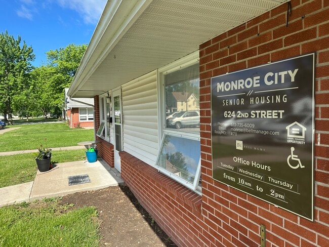 Monroe City Senior Housing 62+ in Monroe City, MO - Foto de edificio - Building Photo