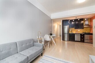 476 Monmouth St, Unit 305 in Jersey City, NJ - Foto de edificio - Building Photo