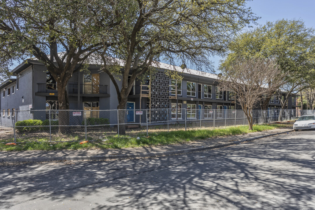 Town Place in Dallas, TX - Building Photo