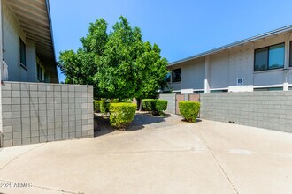 4220 E Almeria Rd in Phoenix, AZ - Foto de edificio - Building Photo