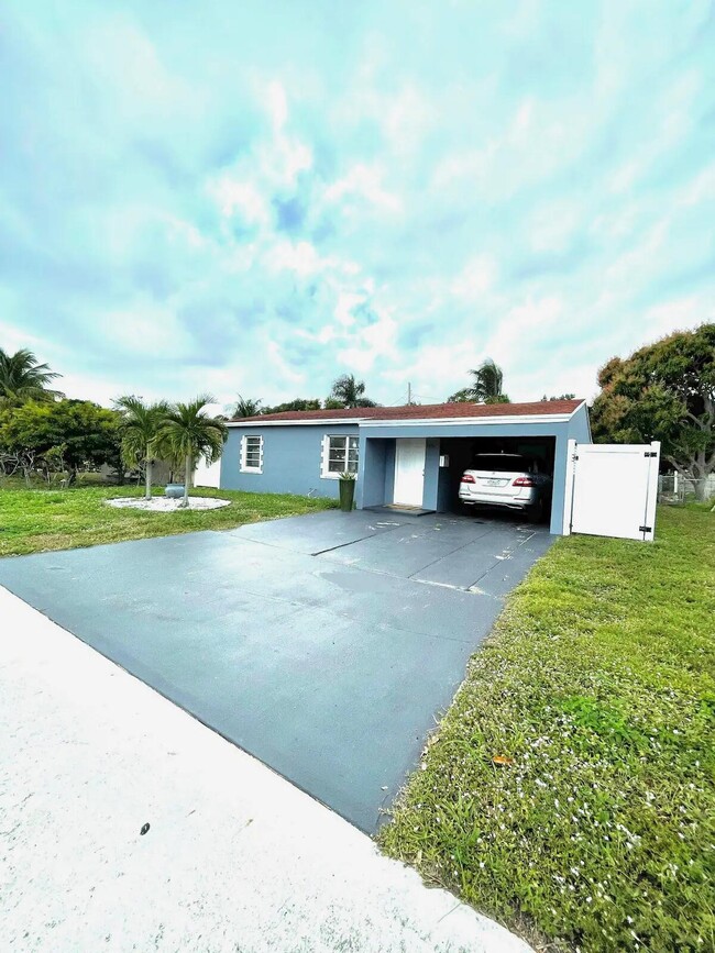 3331 Lake Ave in West Palm Beach, FL - Building Photo - Building Photo