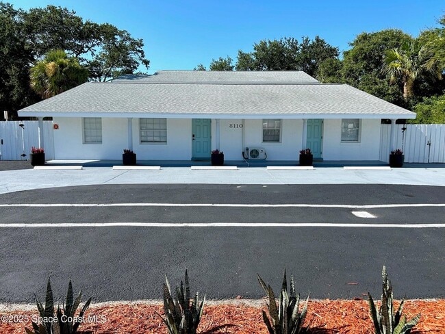 8110 Canaveral Blvd, Unit 1 in Cape Canaveral, FL - Foto de edificio - Building Photo