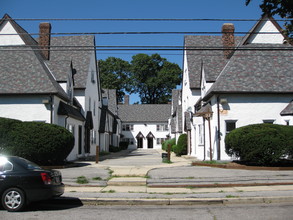 22 Pearsall Ave in Freeport, NY - Foto de edificio - Building Photo