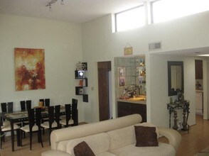 441 E San Jose Ave, Unit 301 in Burbank, CA - Foto de edificio - Building Photo