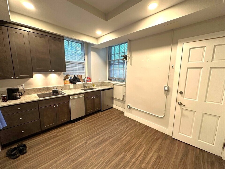 10 Otis Pl in Boston, MA - Building Photo