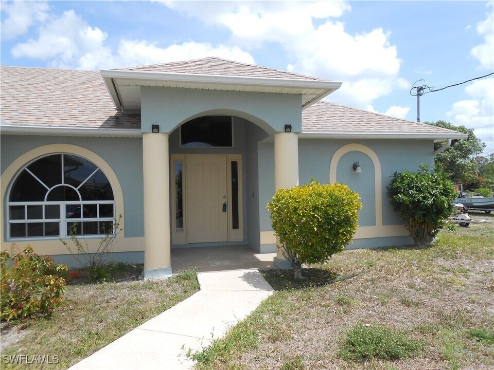 407 Chamonix Ave S in Lehigh Acres, FL - Building Photo