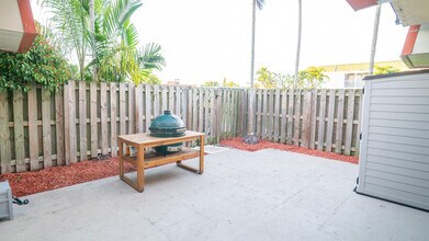 3211 Gardens E Dr in Palm Beach Gardens, FL - Building Photo - Building Photo