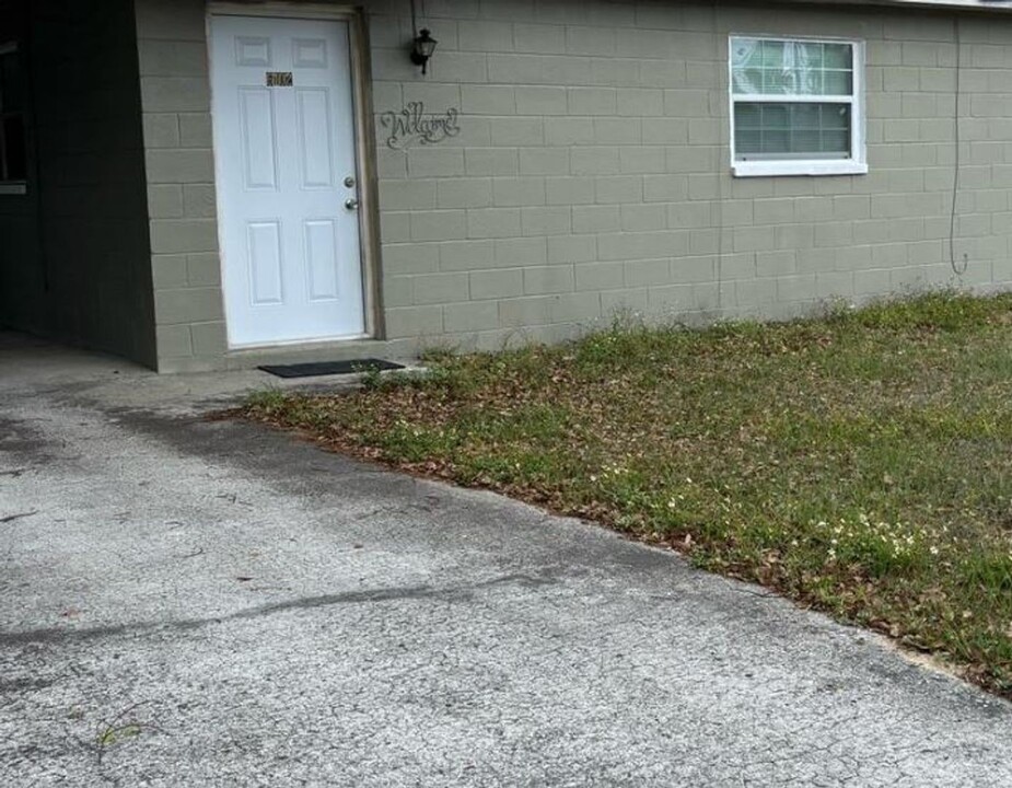 6052 10th St in Zephyrhills, FL - Foto de edificio