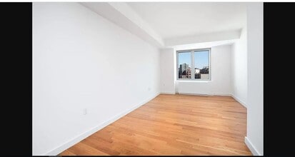 31-43 Vernon Blvd in Queens, NY - Building Photo - Building Photo