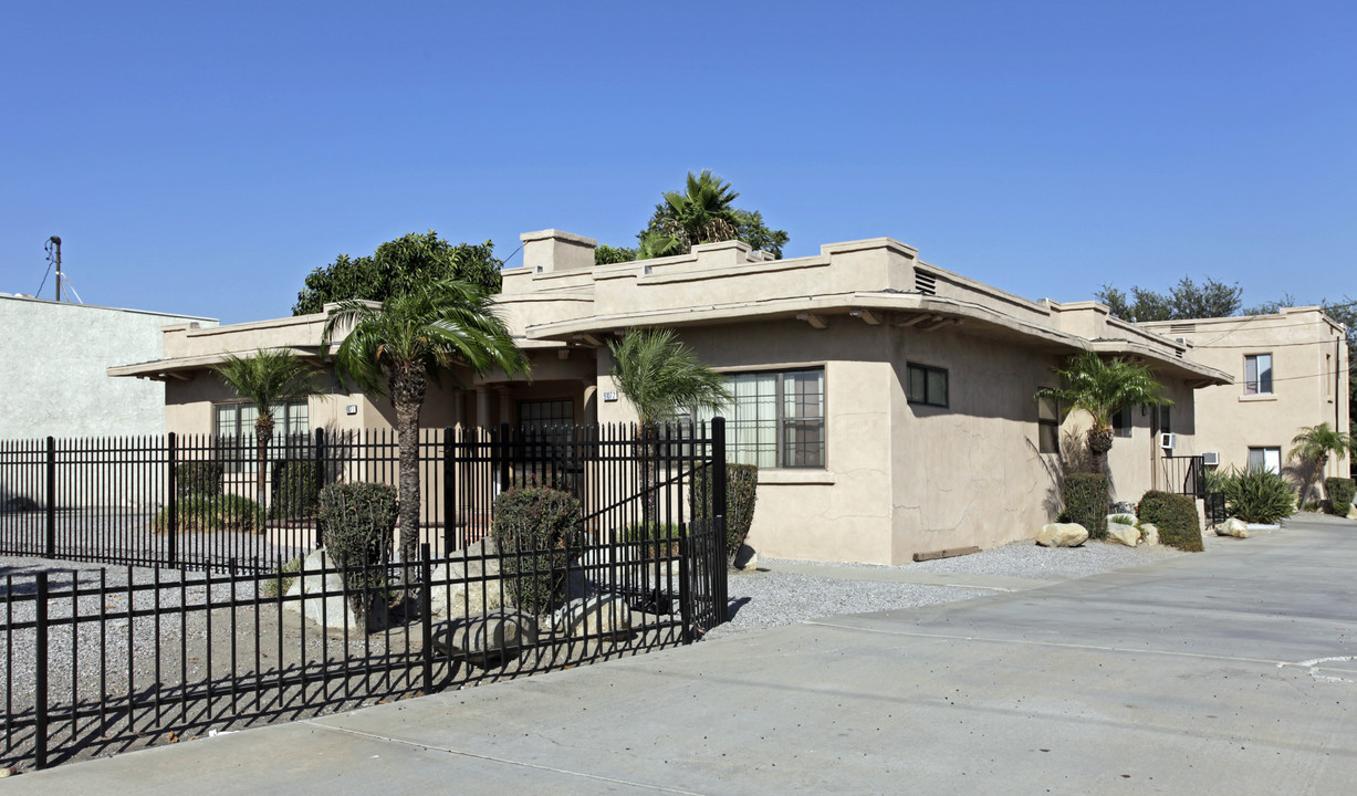 9107 Sierra Ave in Fontana, CA - Building Photo