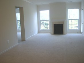 7000 Falls Reach Dr, Unit 309 in Falls Church, VA - Foto de edificio - Building Photo