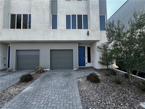 2861 Blue Key Ct in Las Vegas, NV - Foto de edificio - Building Photo