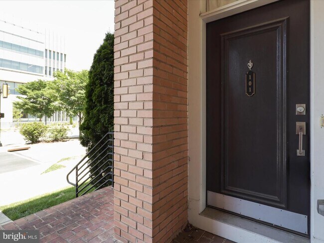2409 Richmond Hwy in Alexandria, VA - Building Photo - Building Photo