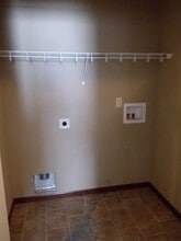 123 SW Rose Garden Ln in Blue Springs, MO - Foto de edificio - Building Photo