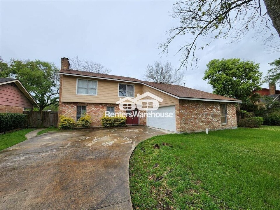 2110 Hilton Head Dr in Missouri City, TX - Building Photo