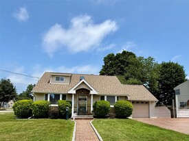7 Ronald Ave in Hicksville, NY - Building Photo