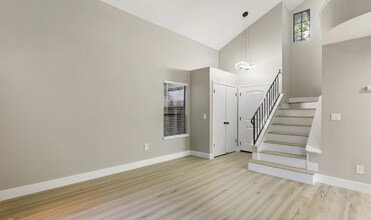 3532 Del Sol Way in Sacramento, CA - Foto de edificio - Building Photo