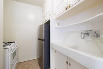 Toronto Parcade Apartments in St. Louis, MO - Building Photo - Interior Photo