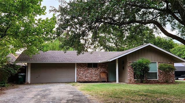 105 Peach St in Denton, TX - Building Photo - Building Photo