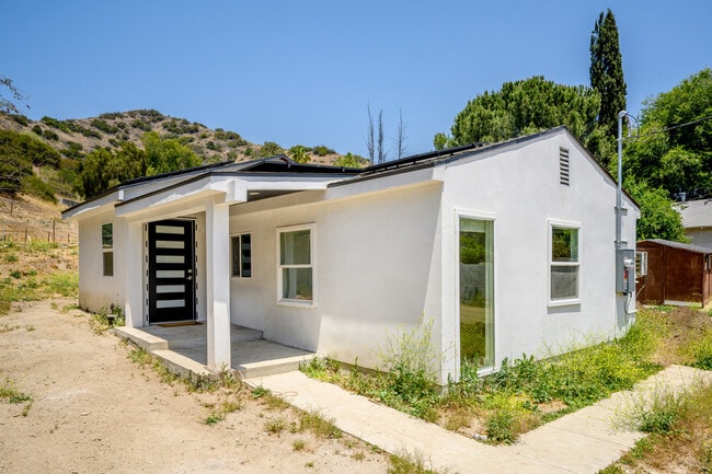 10647 Tuxford St in Sun Valley, CA - Foto de edificio - Building Photo