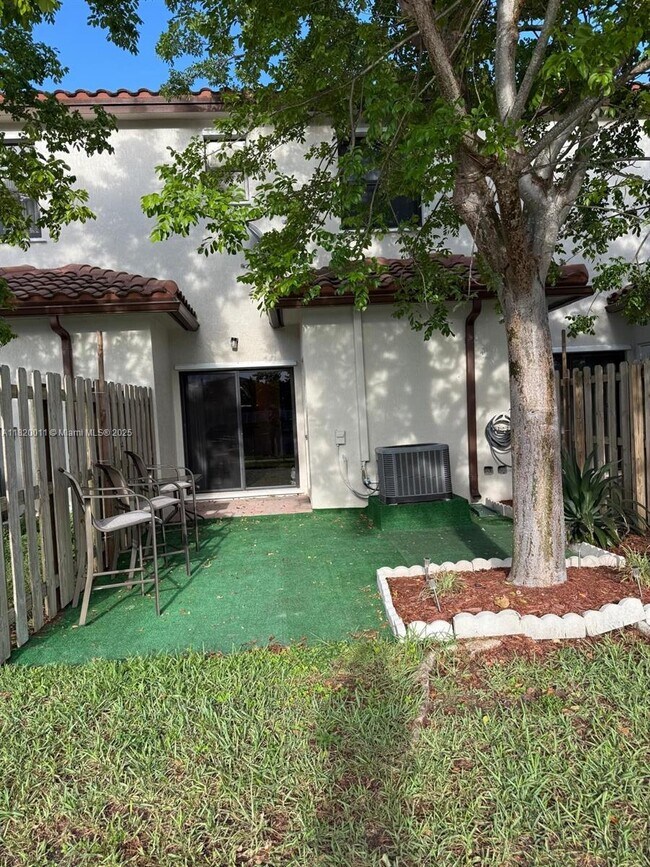 548 SE 32nd Ave in Homestead, FL - Building Photo - Building Photo