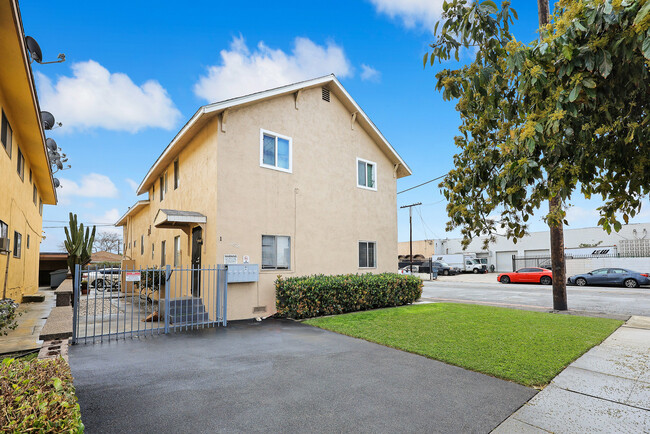 252 S 7th St in Montebello, CA - Foto de edificio - Building Photo