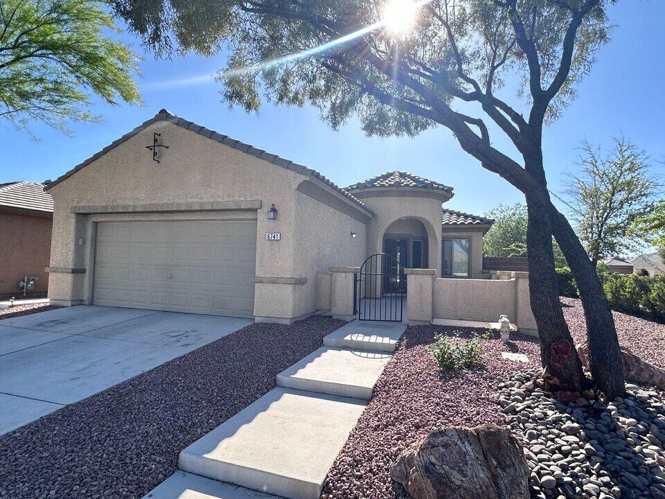 6741 Divers Loons St in North Las Vegas, NV - Building Photo