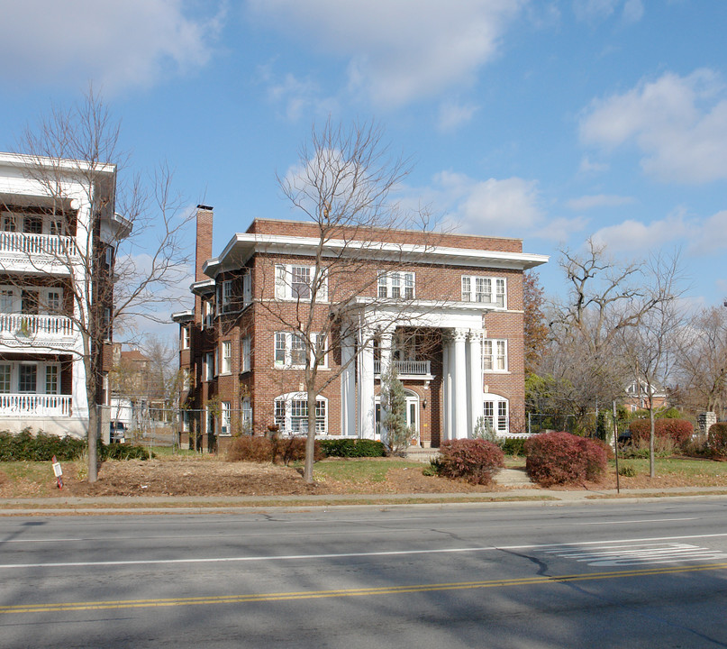 1560 E Broad St in Columbus, OH - Foto de edificio