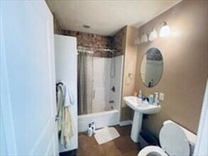 9 Gardner St, Unit 5 in Boston, MA - Building Photo - Building Photo