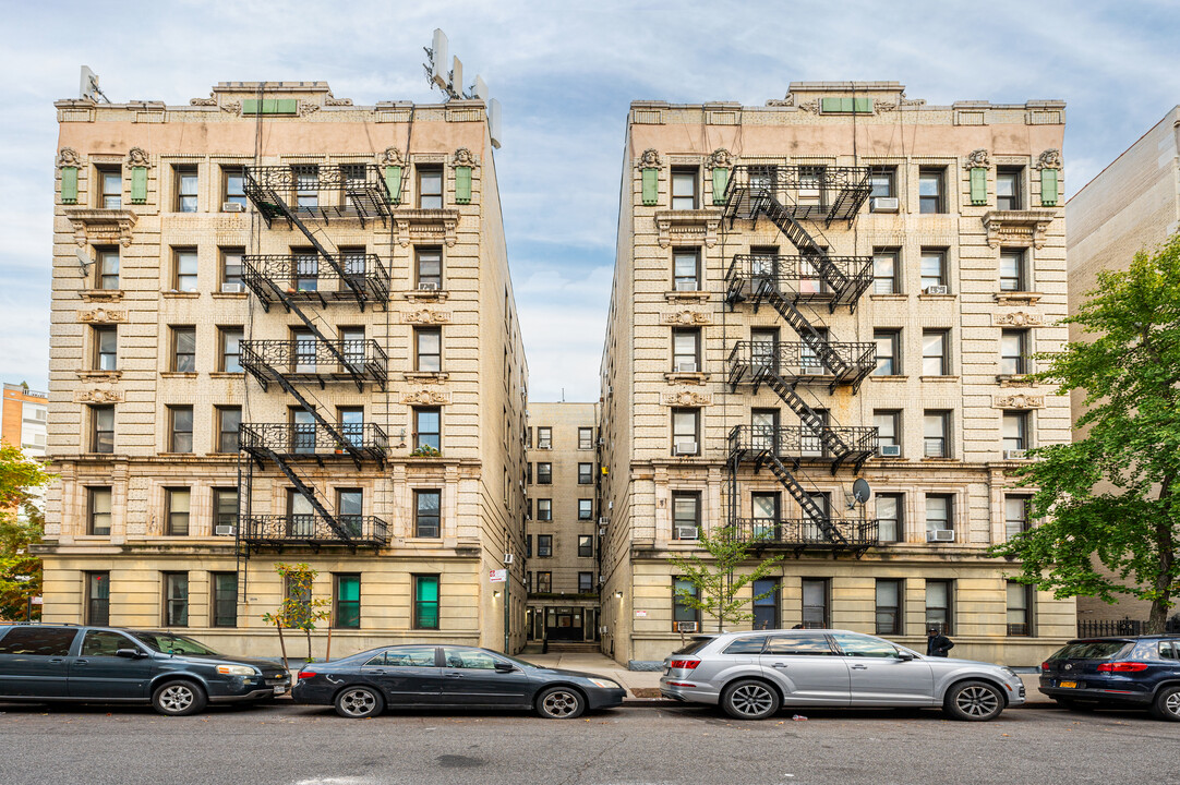 Hatbridge Court in New York, NY - Building Photo