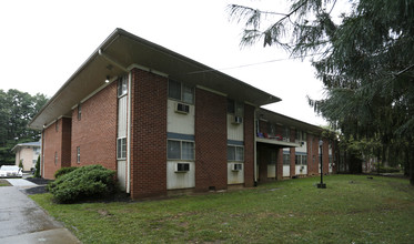 Versailles Apartments in Ewing, NJ - Foto de edificio - Building Photo