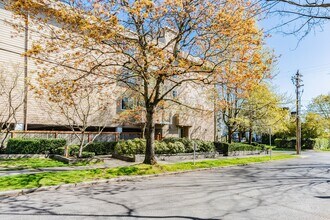 Park Royal Apartments in Seattle, WA - Foto de edificio - Building Photo