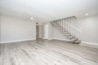 6111 Fondren Rd in Houston, TX - Building Photo - Building Photo