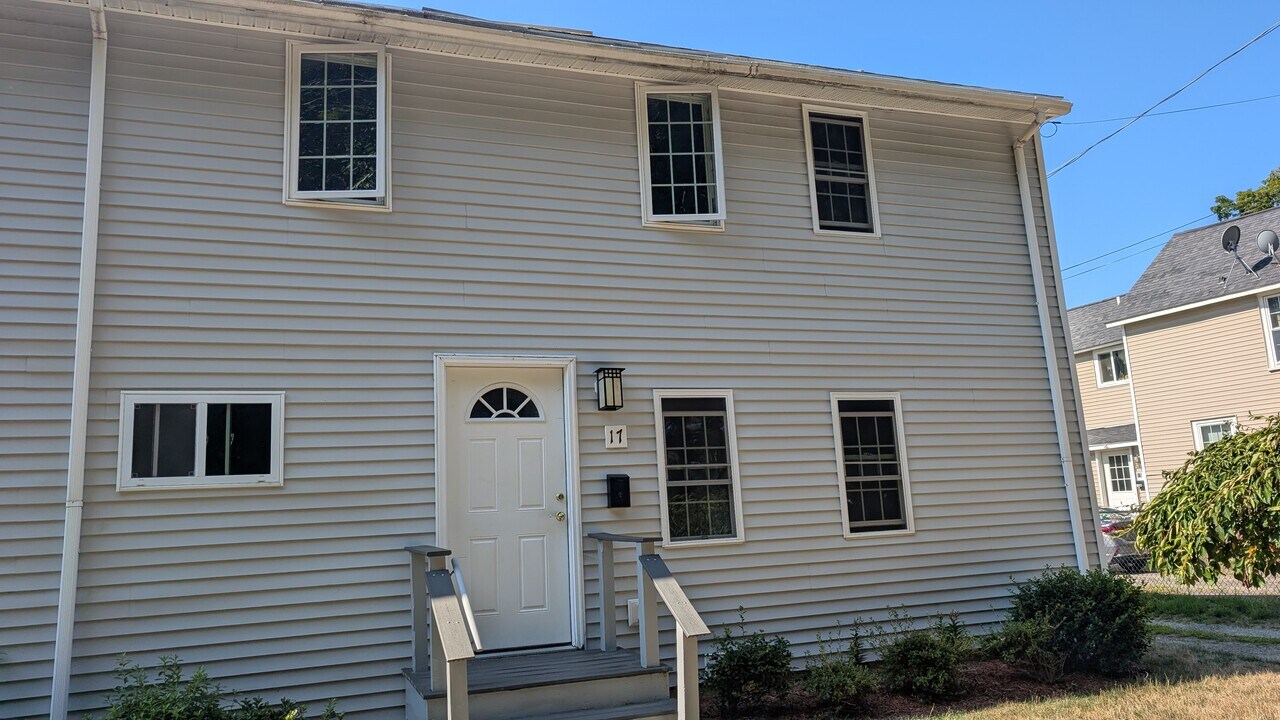 17 Dartmouth St, Unit 17 in Exeter, NH - Building Photo