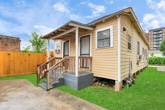 114 N St Charles St in Houston, TX - Building Photo - Building Photo