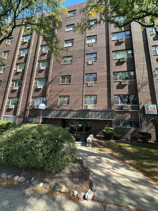 4600 N Cumberland Ave in Chicago, IL - Building Photo