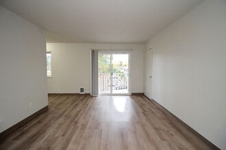 5704 SW Beaverton Hillsdale Hwy in Portland, OR - Foto de edificio - Building Photo