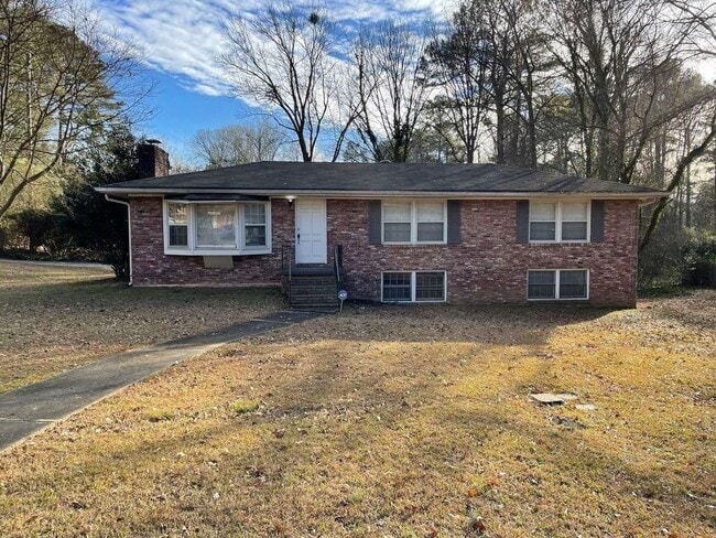 property at 2106 Pawnee Dr SE