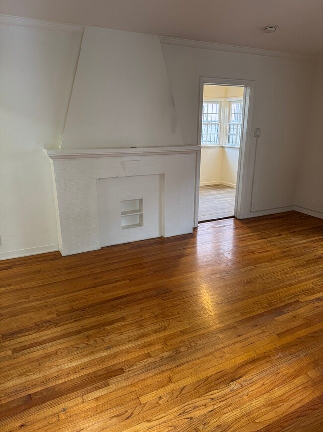 5767 San Vicente Blvd, Unit 5767 in Los Angeles, CA - Building Photo - Building Photo