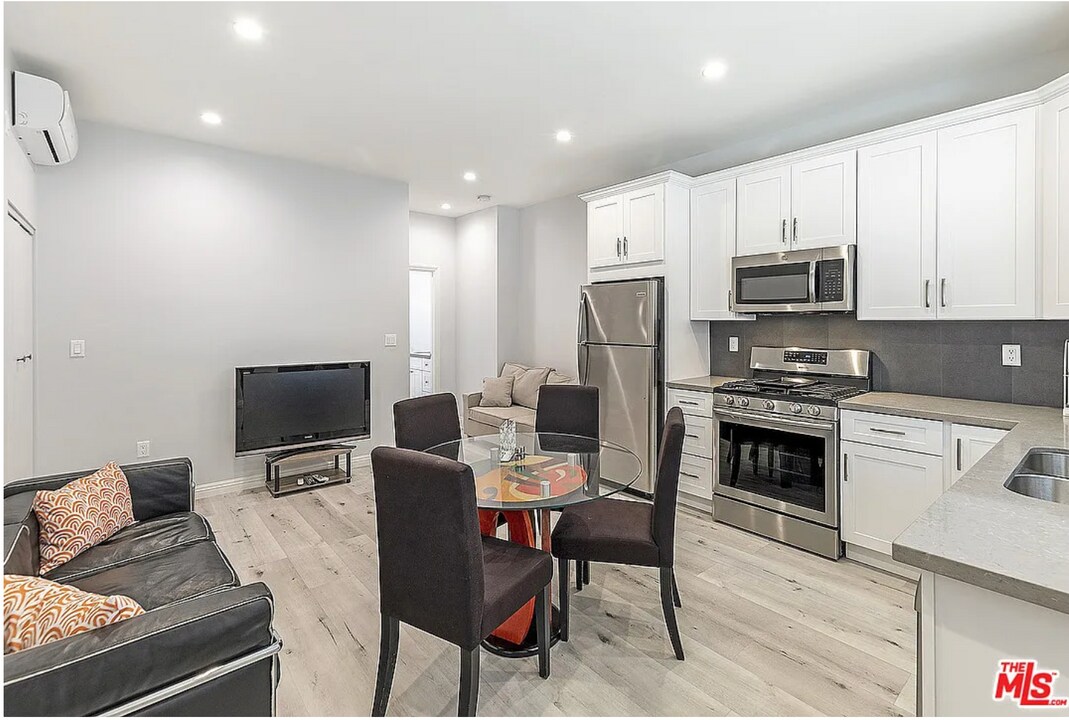 420 W Century Blvd, Unit 420 S. Citrus Avenue. in Los Angeles, CA - Building Photo