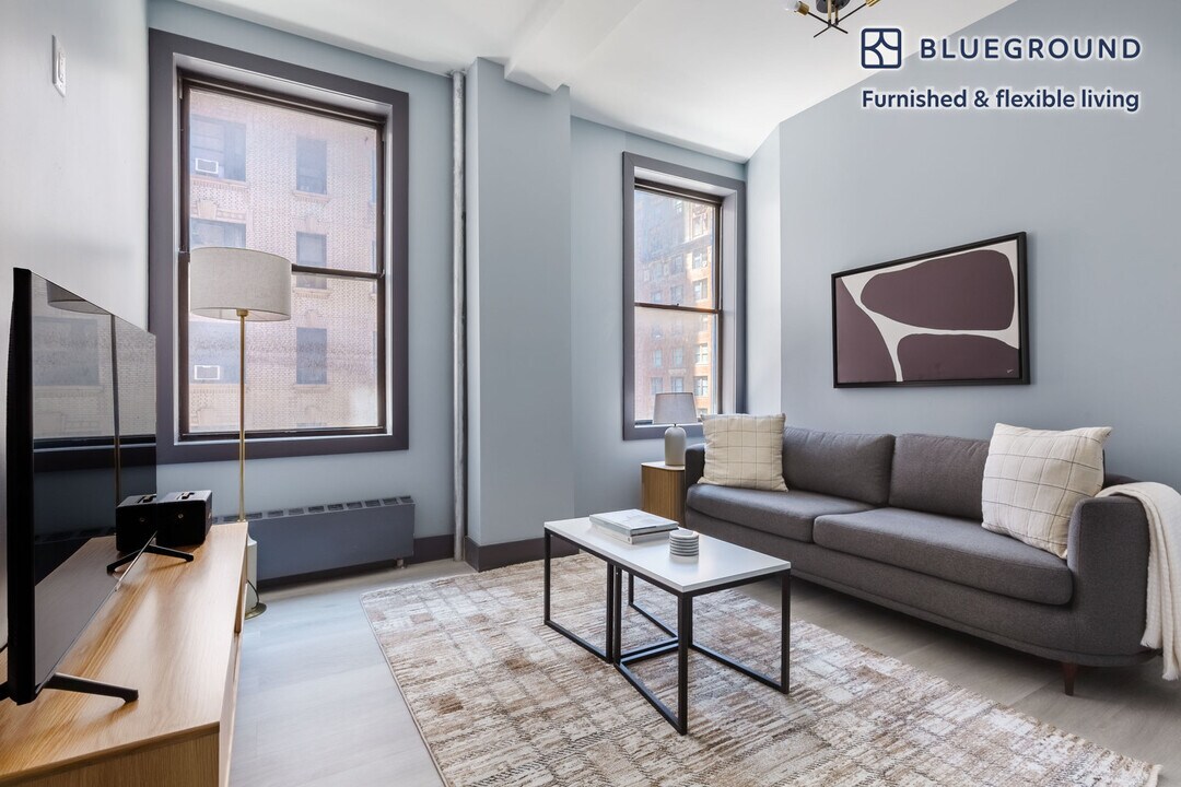 161 W 54th St in New York, NY - Building Photo