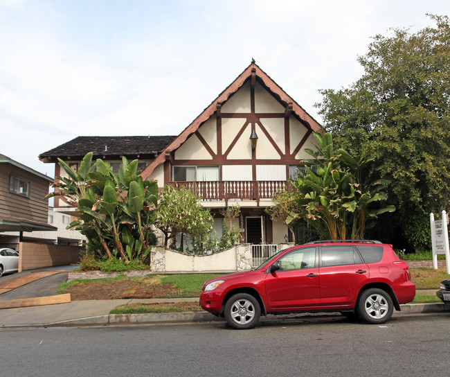 Northridge Chalet in Northridge, CA - Foto de edificio - Building Photo