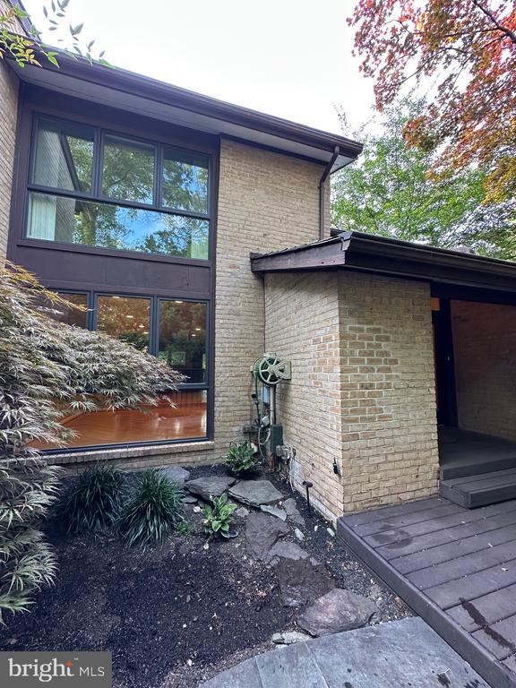 property at 2021 Lakebreeze Way